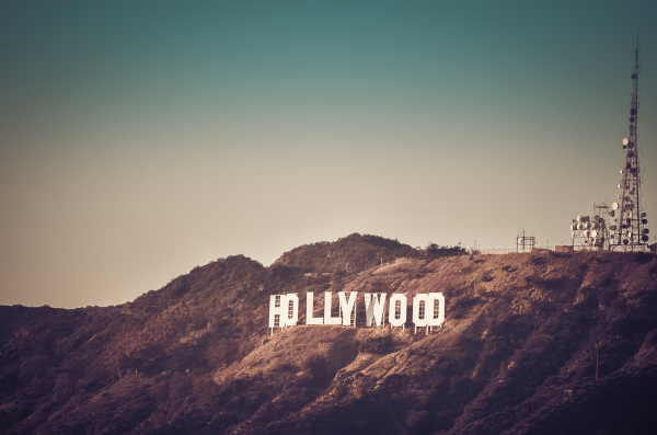 Letreiro de Hollywood, em Los Angeles, um símbolo da indústria cultural. Letreiro de Hollywood, em Los Angeles, um símbolo da indústria cultural.