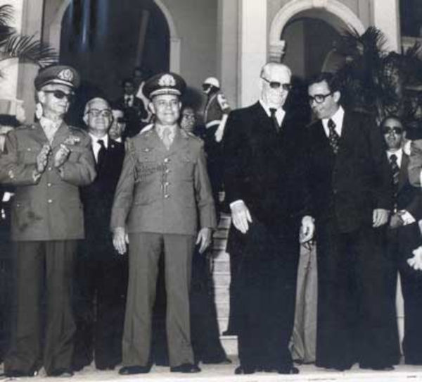 O presidente Ernesto Geisel (de óculos escuros) ao lado de militares do seu governo. O presidente Ernesto Geisel (de óculos escuros) ao lado de militares do seu governo.