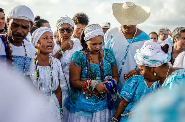 Devotos do candomblé e da umbanda, religiões que fazem parte da cultura brasileira.