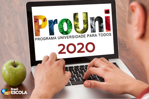 Estudante de cabelos pretos e óculos de grau e com notebook na mão. Ao lado, texto define o que é o ProUni
